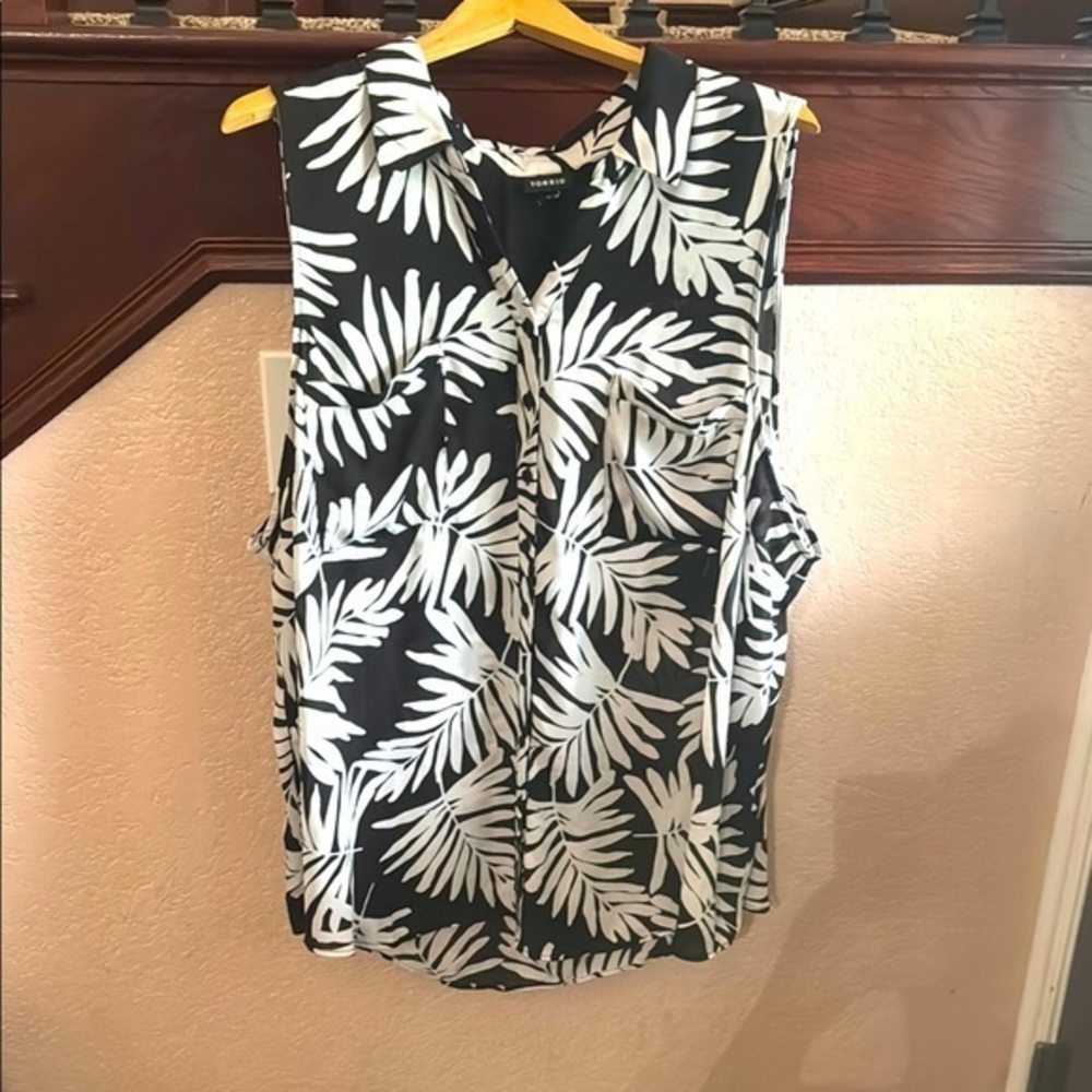 Torrid Women’s 5X Black and White Tropical Leaf Print Women's Sleeveless Blouse